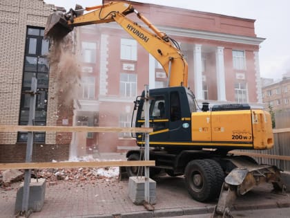 В Красноярске начался снос кафе "Кантри" на проспекте Мира, 102д