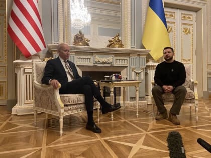 Президент США Джо Байден прилетел к своему протеже президенту Украины Владимиру Зеленскому