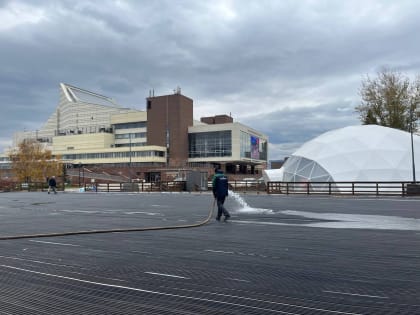 В Красноярске начали заливать каток на площади Мира