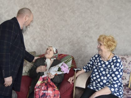 Персональное поздравление Президента Российской Федерации В. В. Путина вручили жительнице с. Каратузское