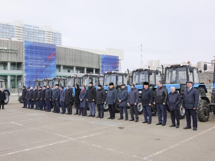 Два новых трактора едут в наш район