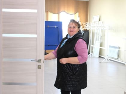 Потолки Армстронг и ламинат в танцевальном зале в ДК села Родники