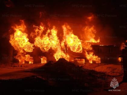 В Туруханске продолжают тушить пожар в многоквартирном доме