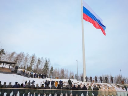 В Красноярске на Николаевской сопке установили самый высокий флагшток в России