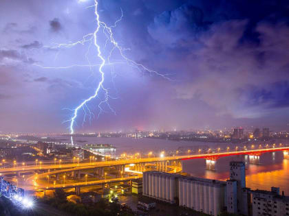 Красноярский фотограф сумел заcнять гигантскую молнию над Красноярском