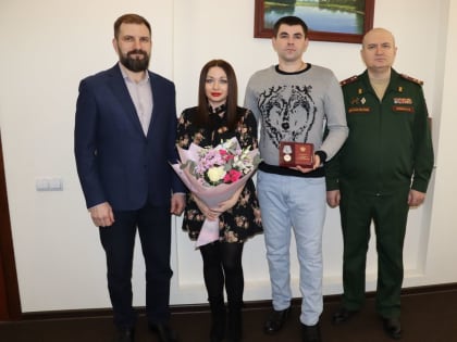 Жителю Сосновоборска Дмитрию Пузякову вручили медаль «За отвагу»
