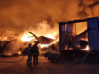 В сгоревших складах на Пограничников в Красноярске хранились пиломатериалы и алкоголь (видео)