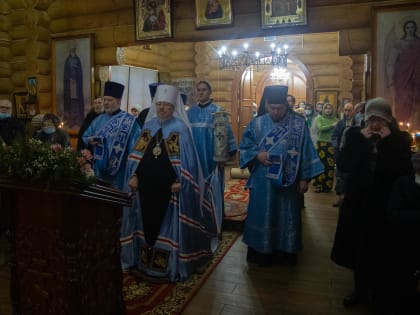 Правящий архиерей совершил Божественную литургию в Знаменском храме Дивногорска