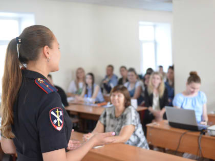 Сотрудники полиции краевого центра приняли участие в ярмарке вакансий