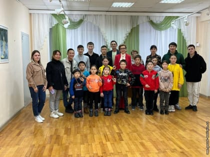 Хомусист из Якутии провел в Дудинке серию мастер-классов