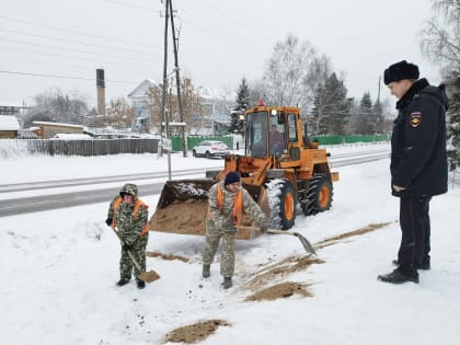 В Енисейске по инициативе сотрудников ГИБДД и общественников  ликвидированы первые в этом сезоне опасные горки