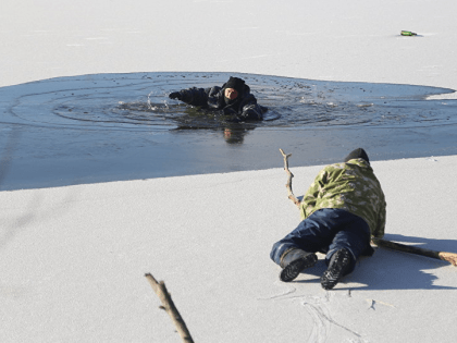 Первый лёд. Берегите себя!