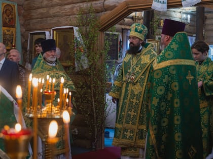 В праздник Святой Троицы епископ Агафангел совершил Литургию в храме Святой Троицы в районе Талнах города Норильска