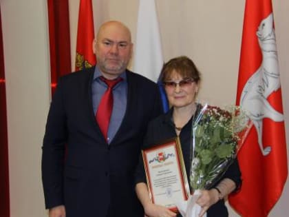 Глава Туруханского района Олег Шереметьев вручил почетную грамоту Светлане Масленниковой