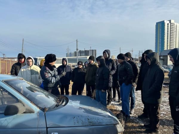 В Красноярске сотрудники ГИБДД показали студентам стоянку разбитых автомобилей