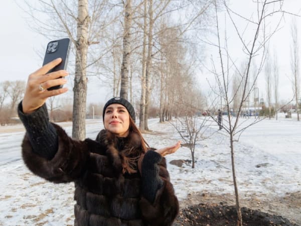 Олимпийская чемпионка Маргарита Мамун посадила в Красноярске яблоню
