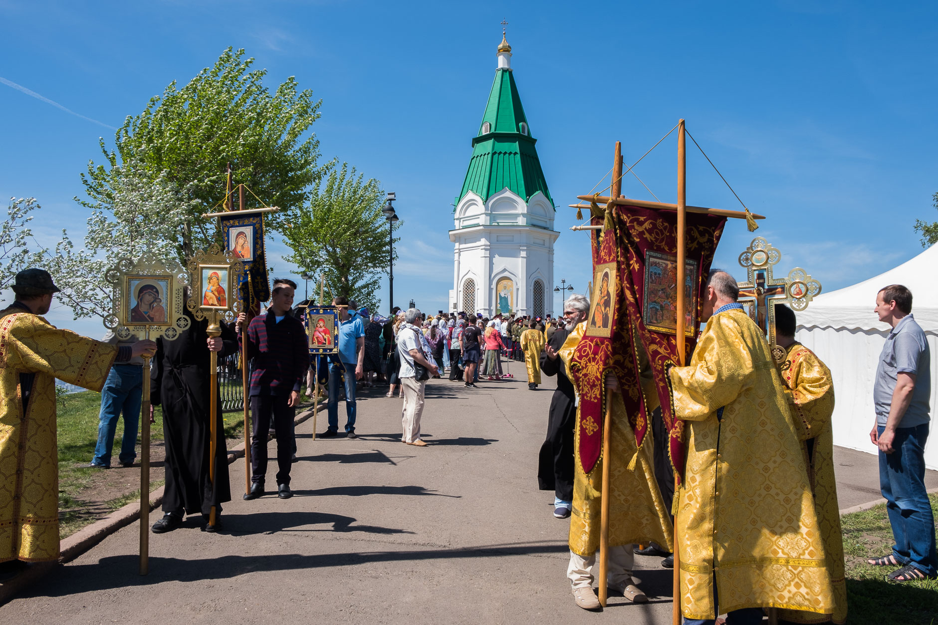 Крестный ход с мощами. Красноусольск, крестный ход. Боголюбский крестный ход. Крестный ход в храме новомучеников в Красноярске. Почаевский крестный ход.