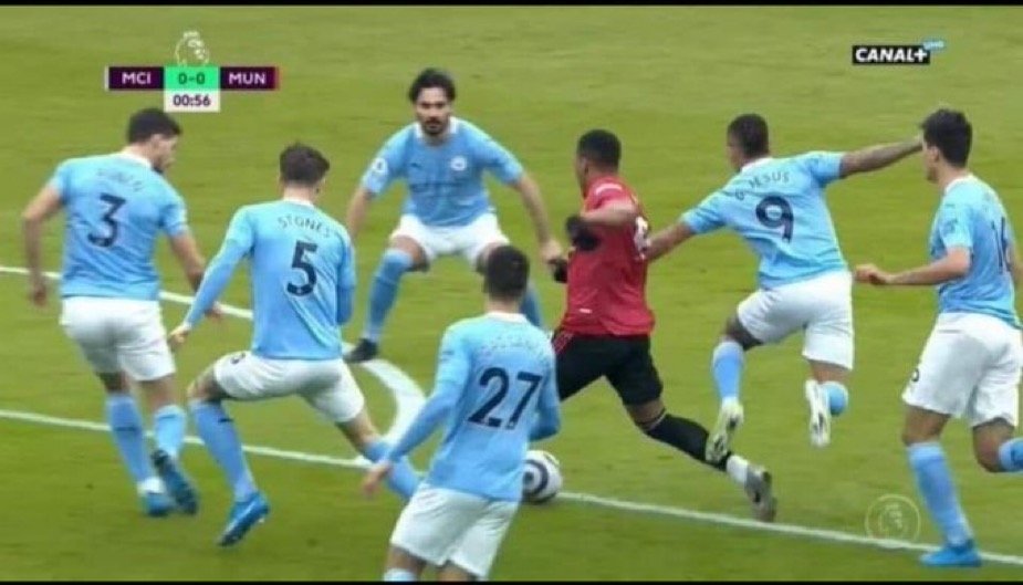“A red devil is surrounded by City disciples but it's Jesus who actually commits a sin” - Peter Drury 🫡 in z/football