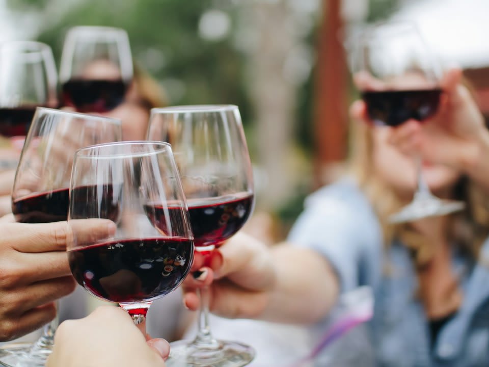 Brindis en la finca