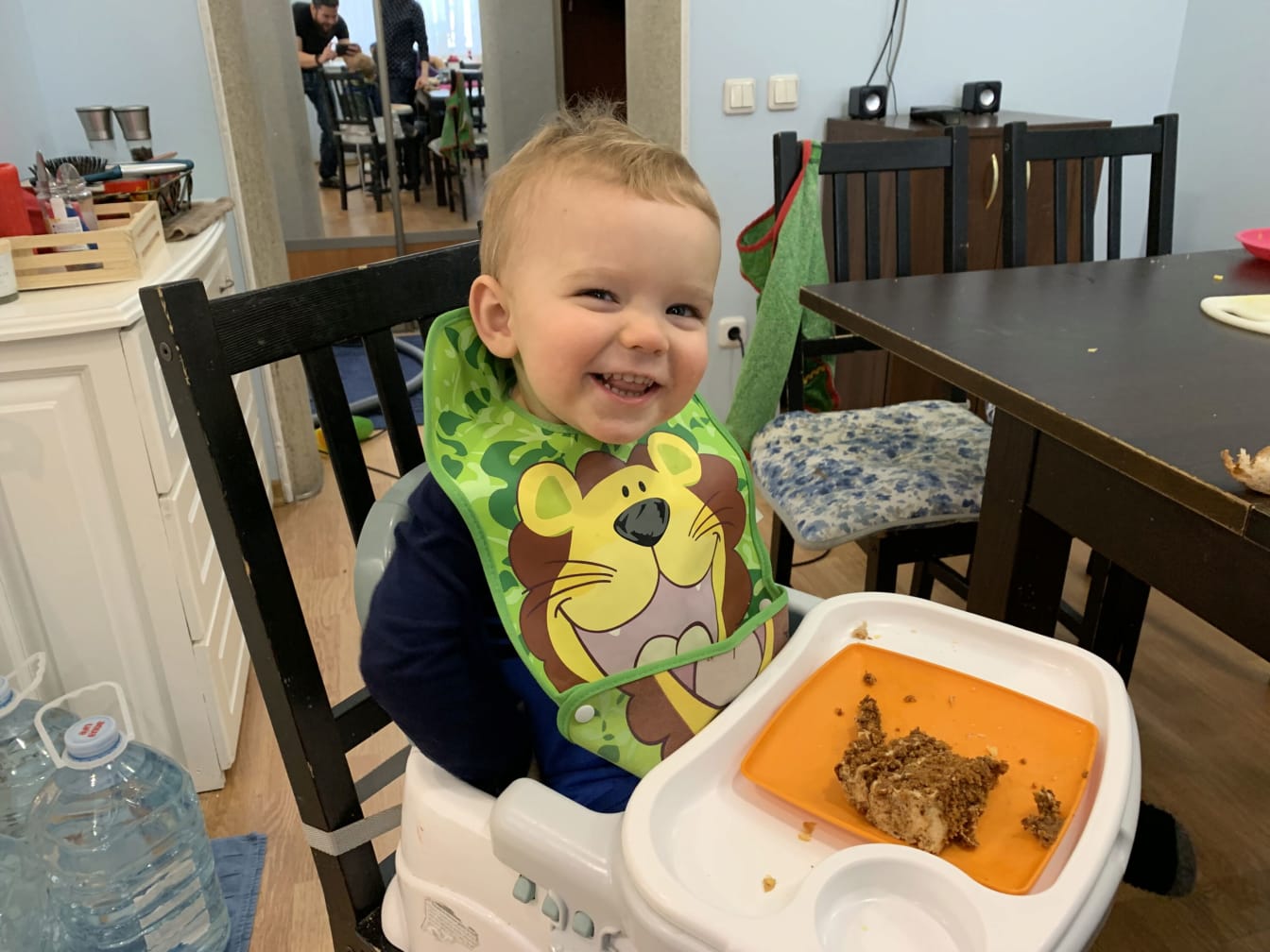A lion bib and some yummy cake. What could be better? 😋