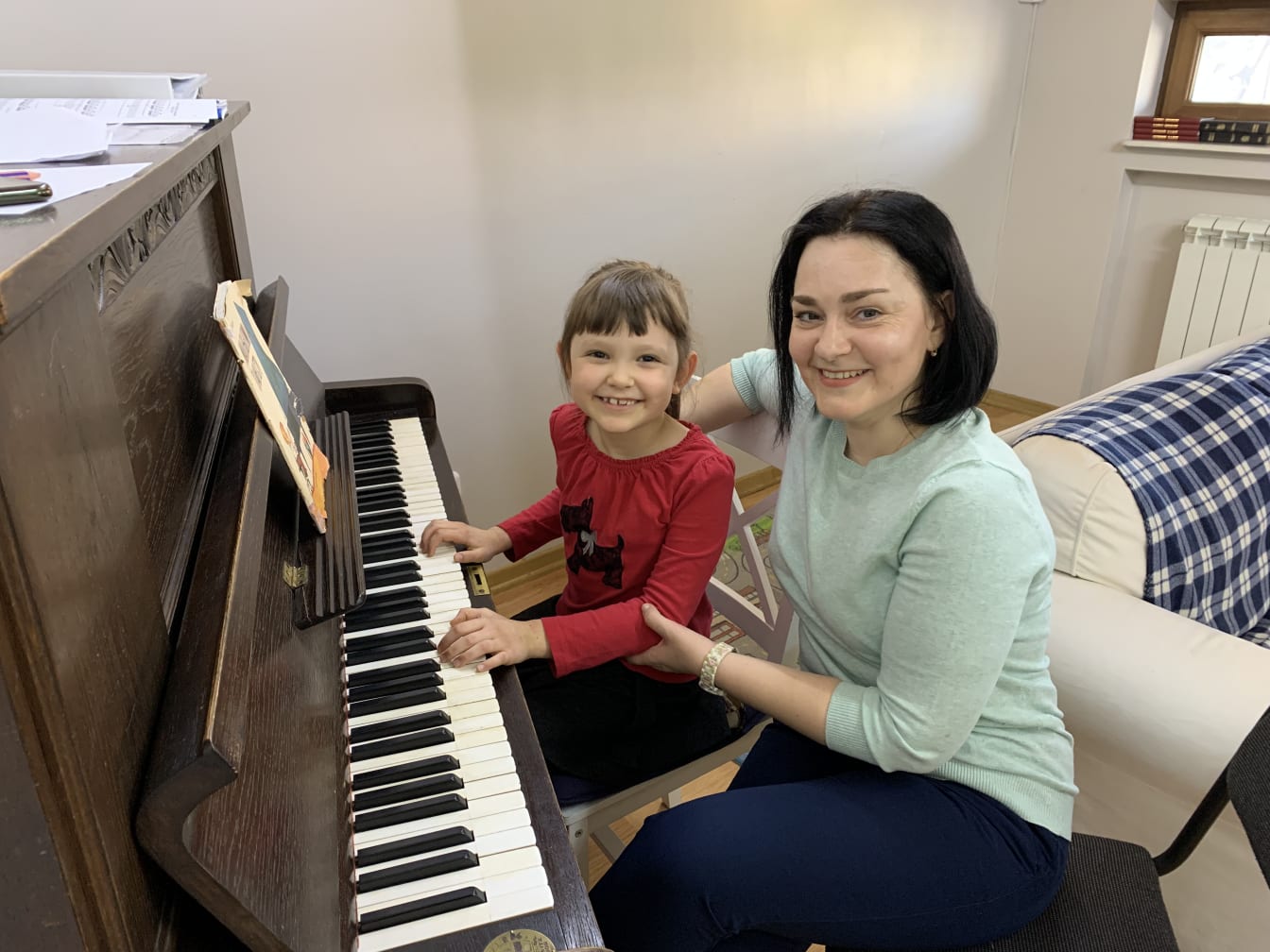 Guess who’s taking piano lessons? 😮  Kathryn is so excited and she really likes our teacher, Gabriella.