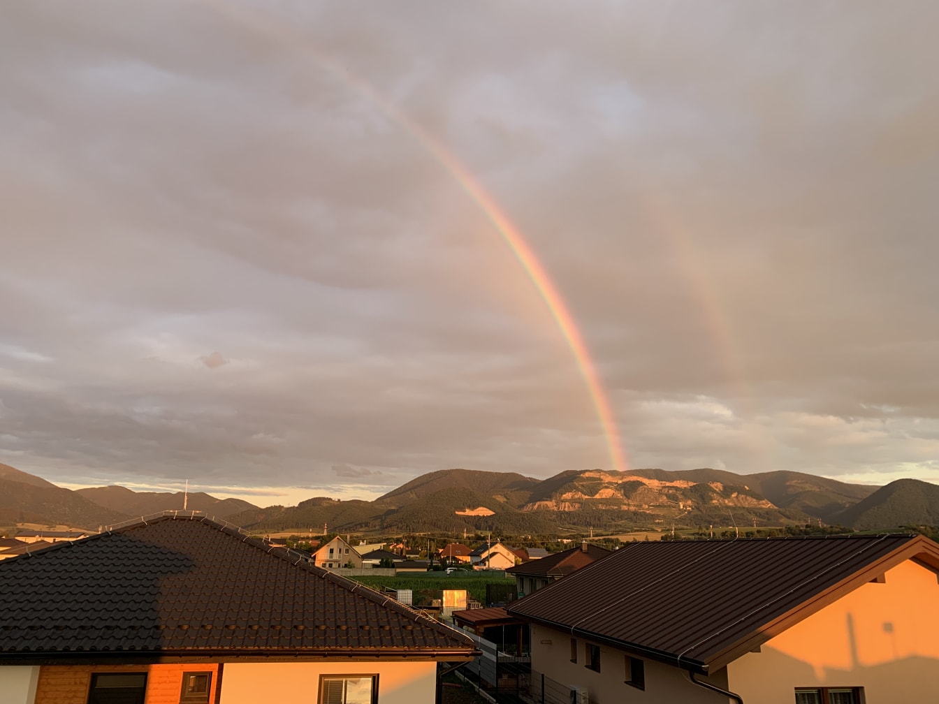 After it rains, we often get breathtaking rainbows! 🌧🌈