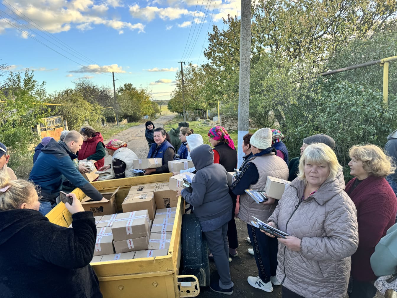Handing out aid boxes as part of the 2025 UGO project in southern Ukraine