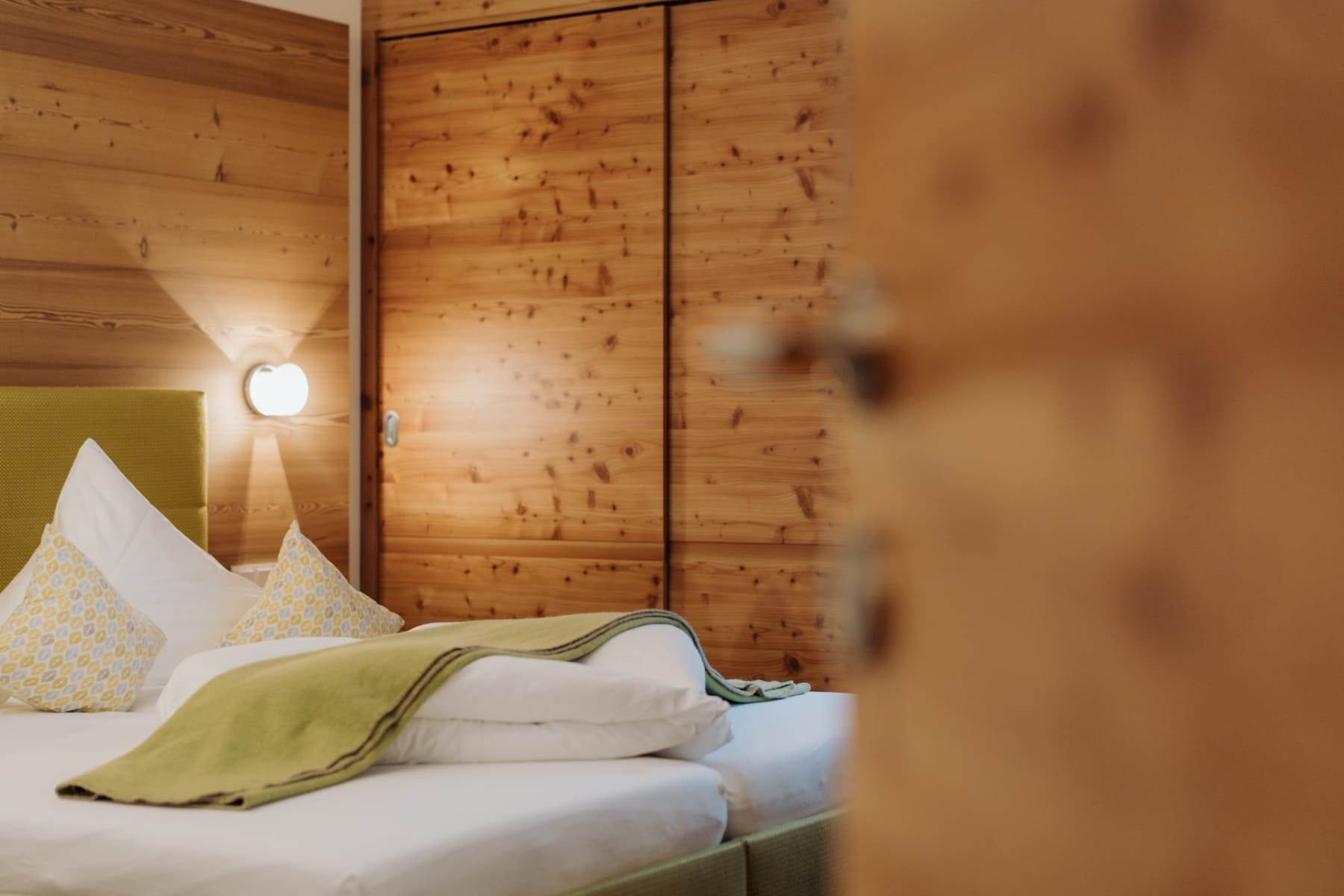 Ein gemütliches Zimmer im Glemmtalerhof in Hinterglemm mit Holzdetails und frischen Farben.