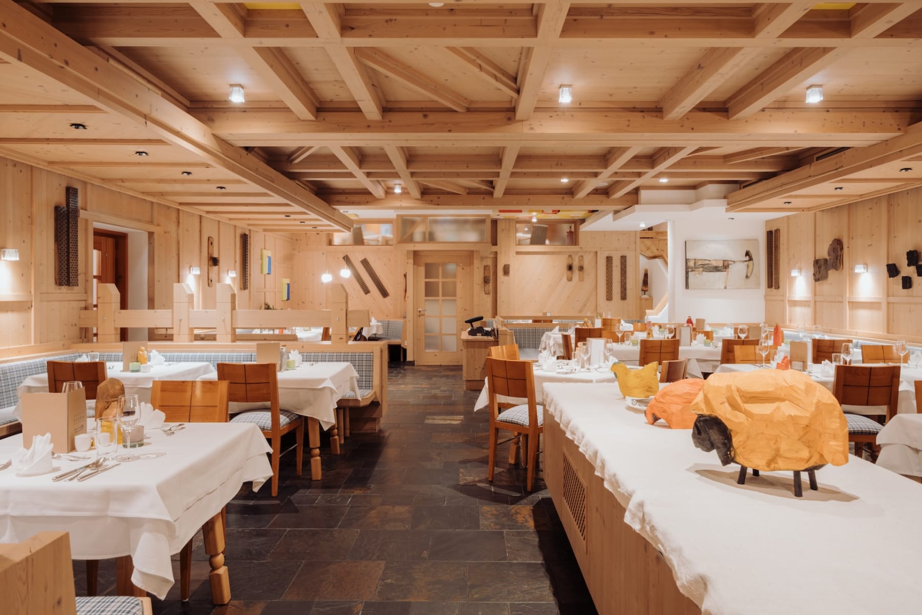 Das elegante Restaurant im Glemmtalerhof in Hinterglemm bietet gemütliche Atmosphäre und stilvolle Einrichtung.