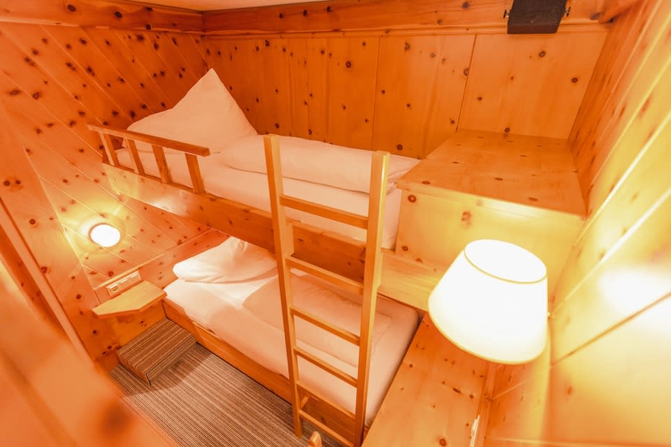 Fusseliges Zimmer im Glemmtalerhof in Hinterglemm mit Holzverkleidung und gemütlichem Etagenbett.