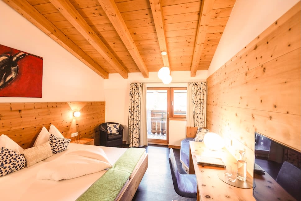 Das Zimmer im Glemmtalerhof in Hinterglemm bietet gemütliches Design und Blick auf das schöne Glemmtal.