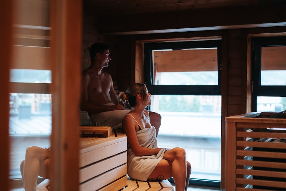 Entspannende Sauna im Glemmtalerhof in Hinterglemm mit Blick auf die Berglandschaft. Ruhe und Wohlbefinden.