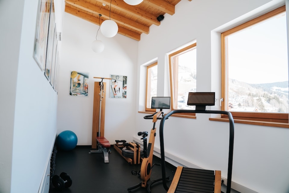 Moderne Fitnessraum im Glemmtalerhof mit Blick auf das Glemmtal. Ideal zum Entspannen und Trainieren.