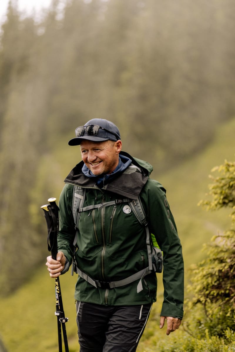 Ein Wanderer genießt die Natur im Glemmtal mit seinem Lächeln.