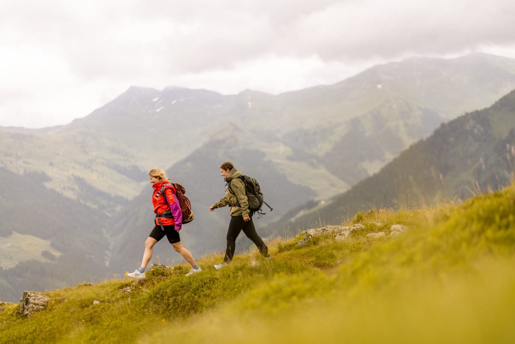 Zwei Wanderer erkunden die malerische Gegend im Glemmtal.