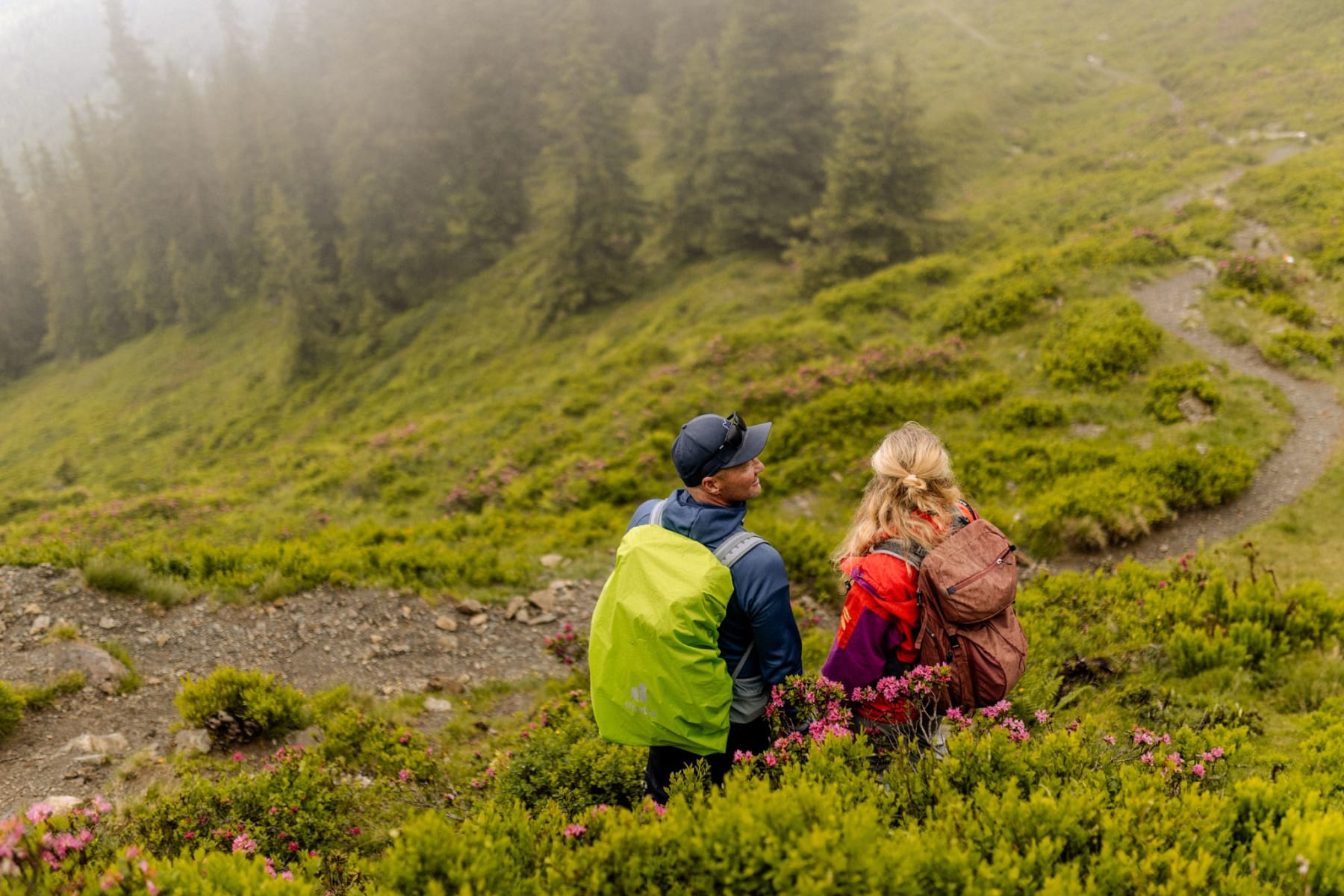 Wanderer genießen die Aussicht im Glemmtal