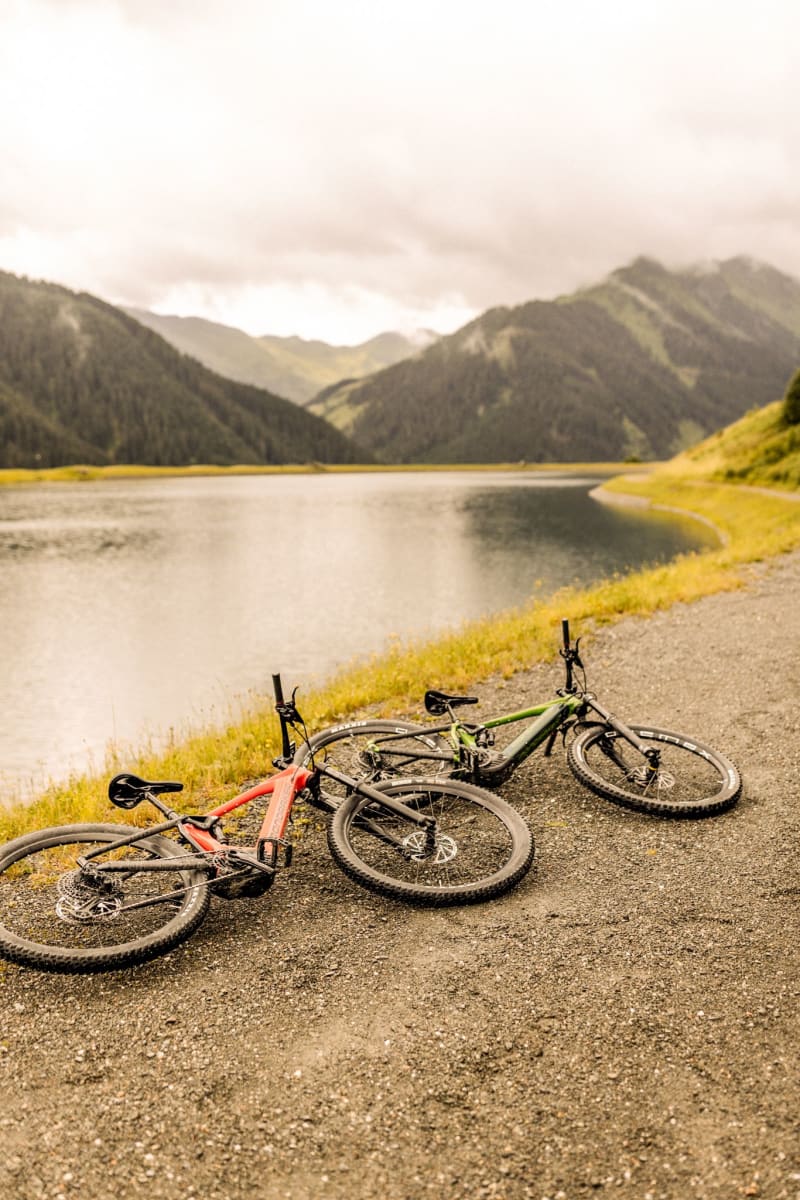Fahrräder am Glemmtalerhof in Hinterglemm, direkt am See im malerischen Glemmtal.