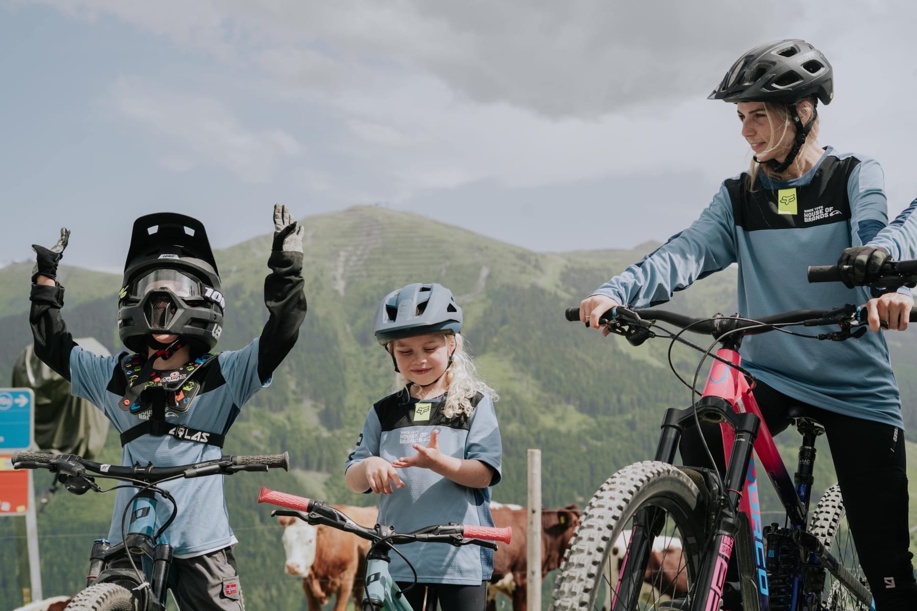Kinder und Jugendliche in der Natur im Glemmtal, bereit zum Mountainbiken.