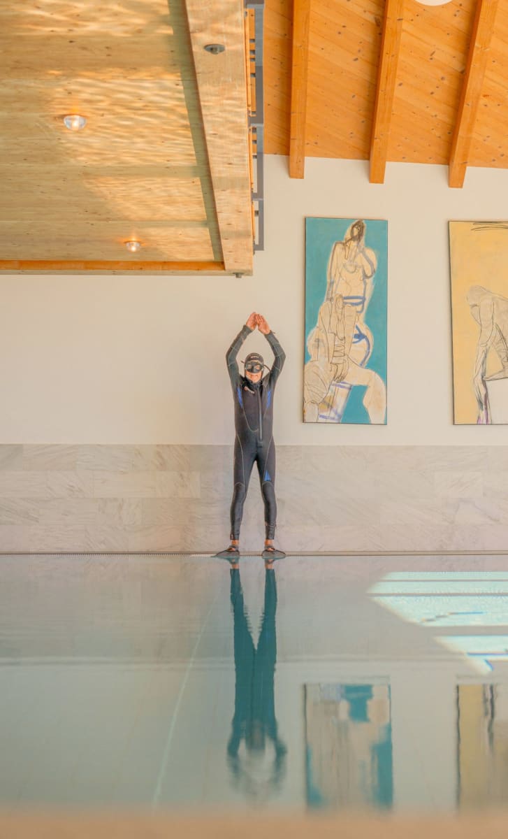 A swimmer stands at the edge of a pool in Glemmtalerhof in Hinterglemm.