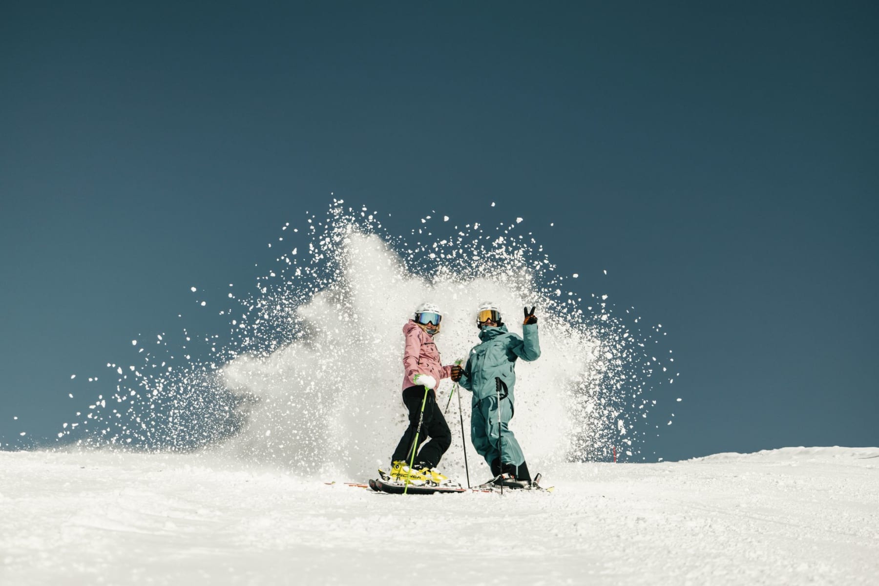 Die Skifahrer freuen sich im Glemmtal über den frischen Schnee.