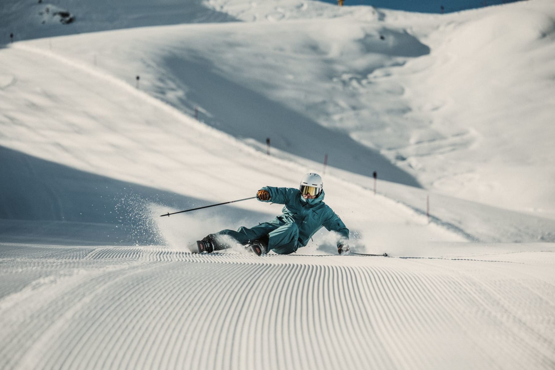 Ein Skifahrer genießt die Pisten des Glemmtals im perfekten Schnee.