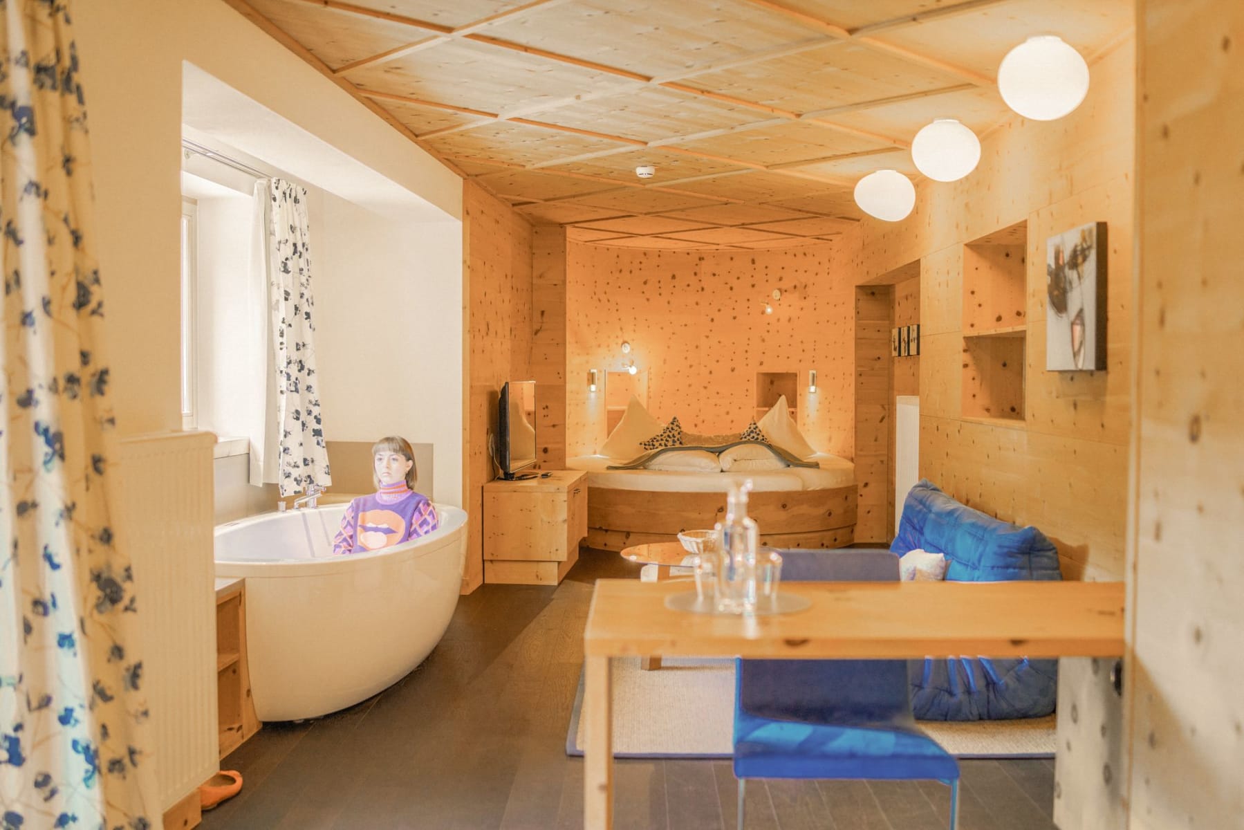 Stylish room at Glemmtalerhof with bathtub and cozy decor.