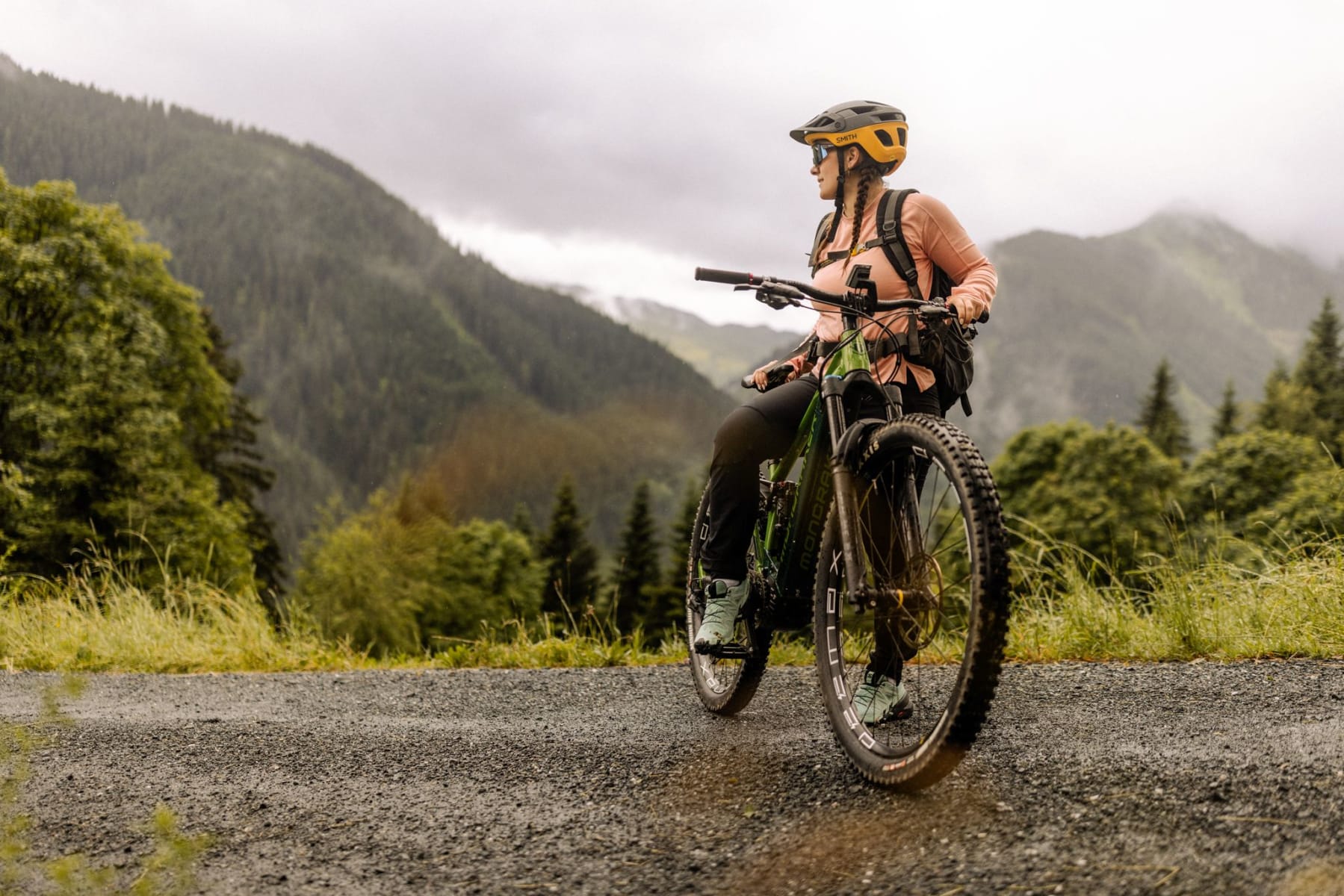 Eine Radfahrerin genießt die Aussicht im Glemmtal bei Hinterglemm.