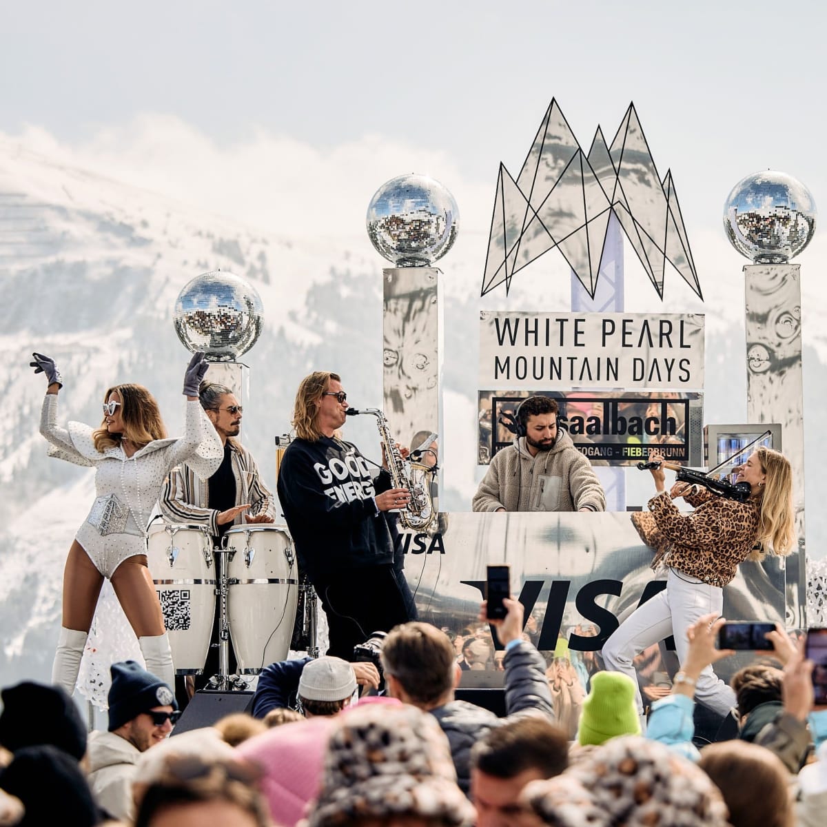 Artists celebrate with music on stage during the White Pearl Mountain Days in Glemmtal.