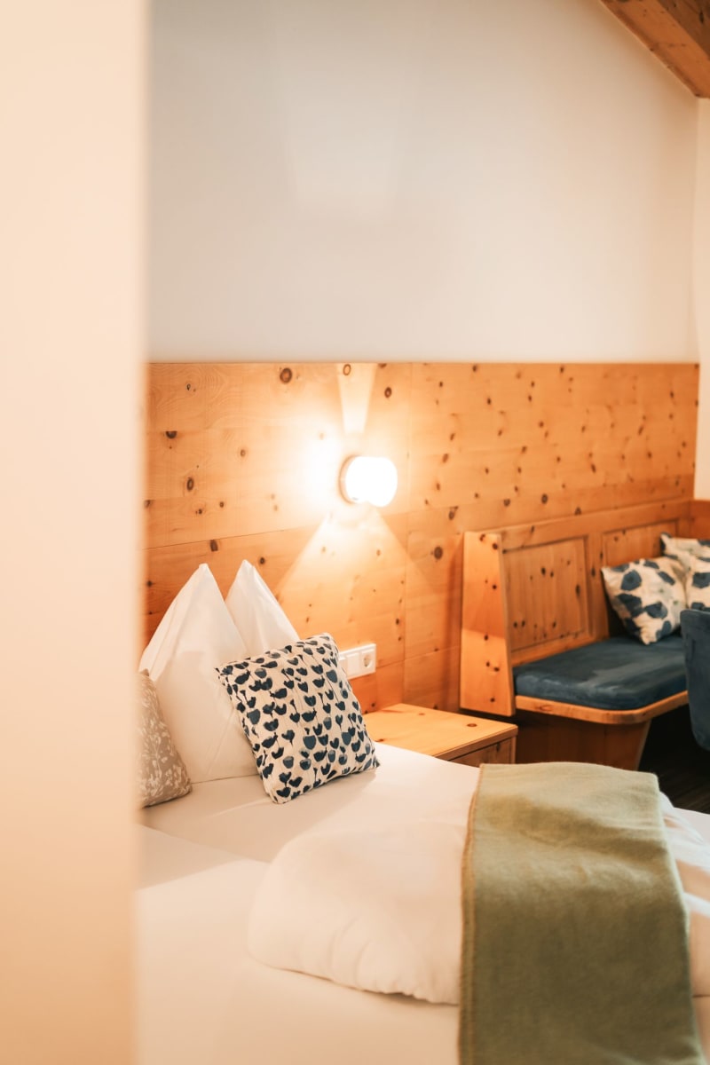 A cozy room in Glemmtalerhof in Hinterglemm with wooden decor and ambient lighting.