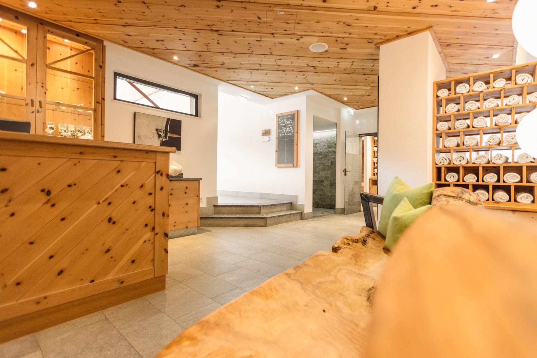 The reception area at Glemmtalerhof in Hinterglemm appears welcoming and friendly.