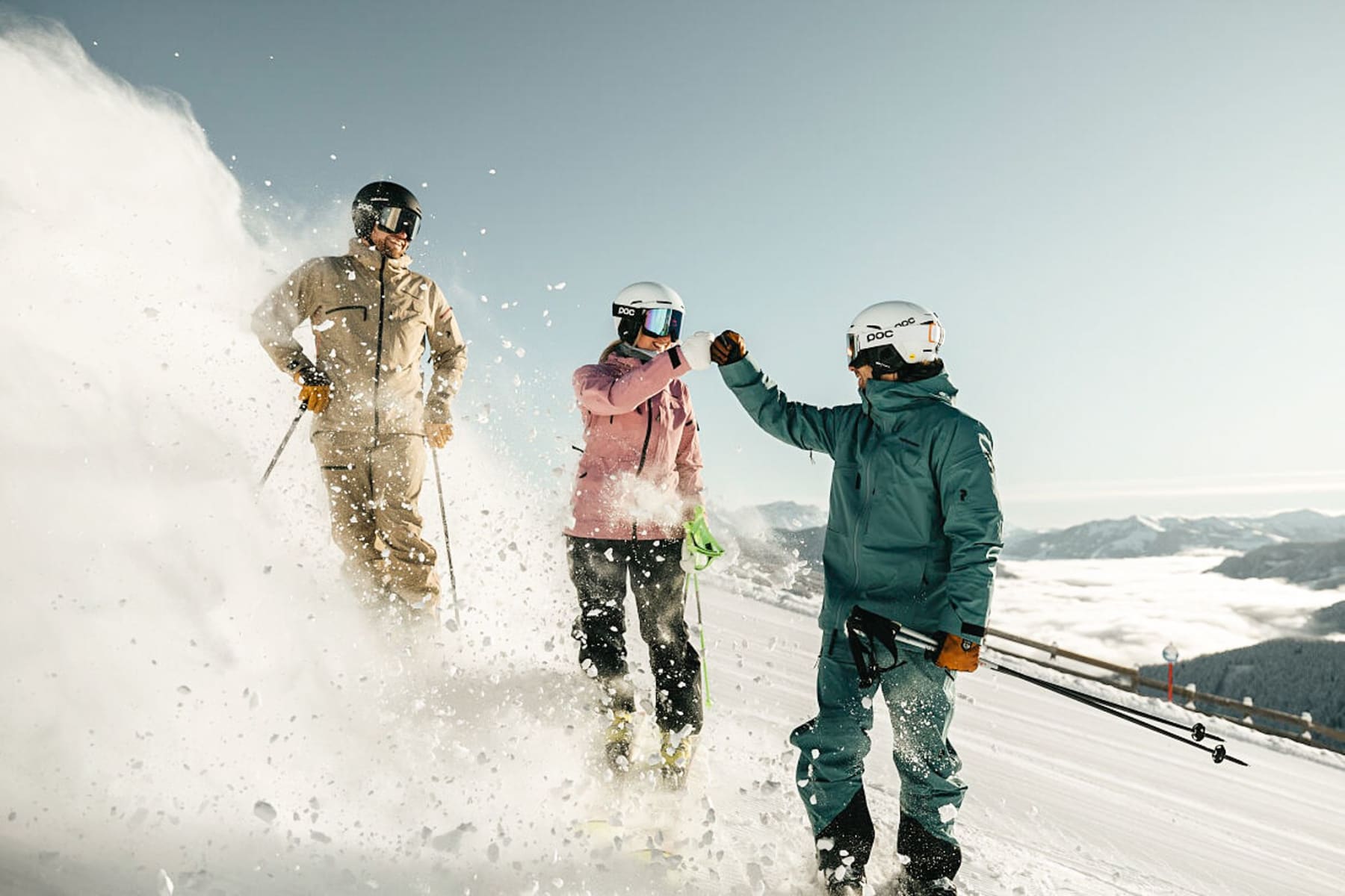 Skifahrer feiern in Hinterglemm im Glemmtal den perfekten Tag im Schnee