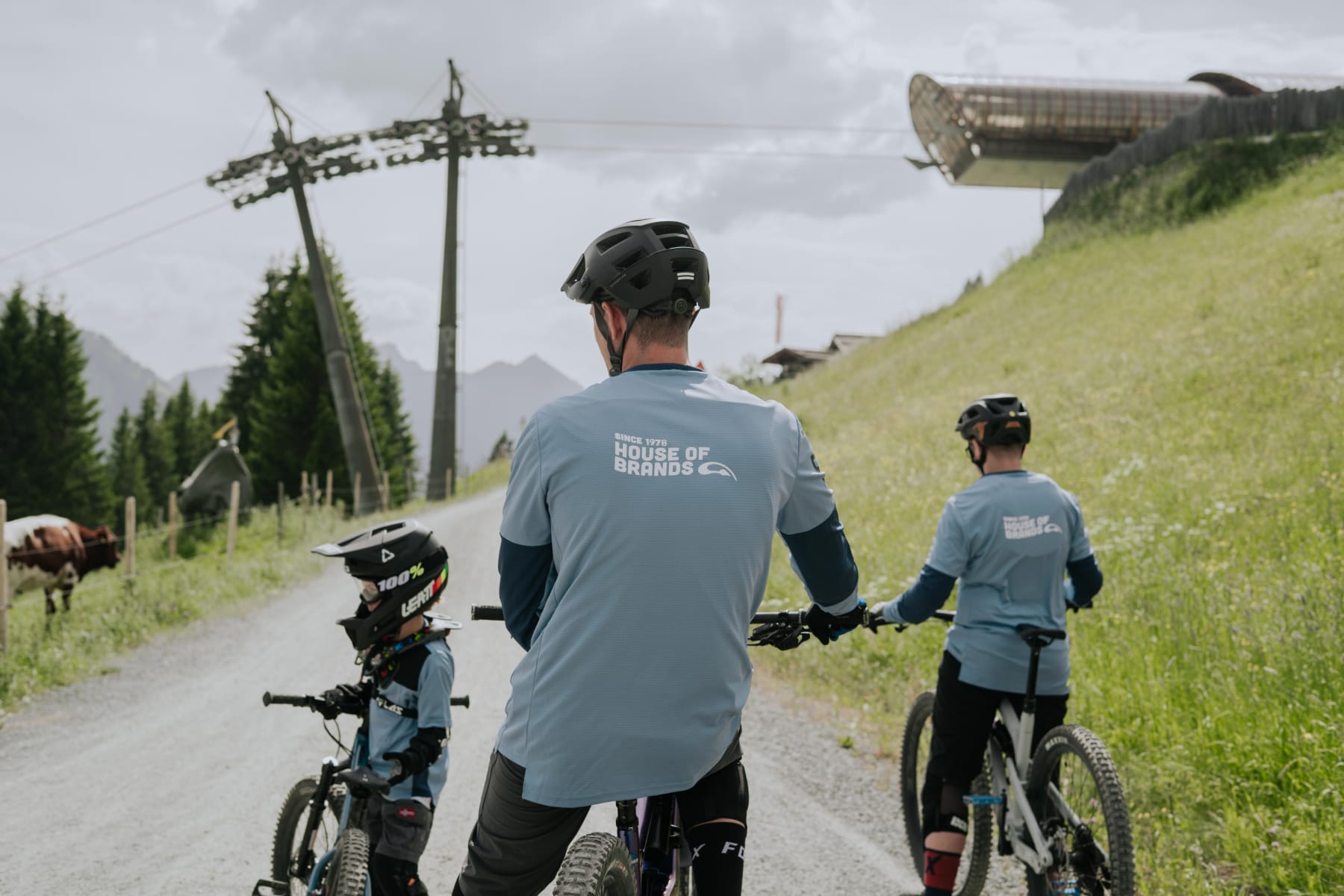 Familie mit Fahrrädern im Glemmtal nahe dem Glemmtalerhof, umgeben von Natur.