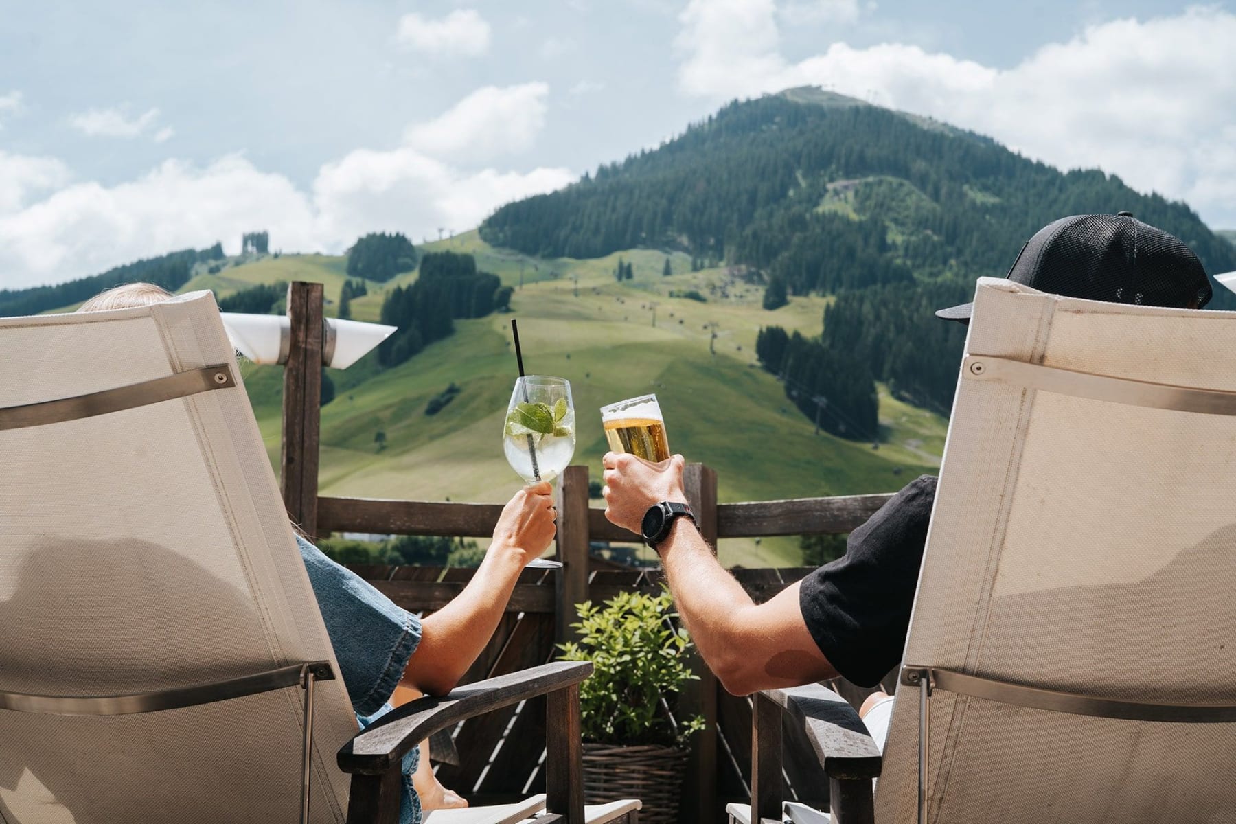 Entspanntes Trinken auf der Terrasse mit Blick auf das Glemmtal und den Glemmtalerhof