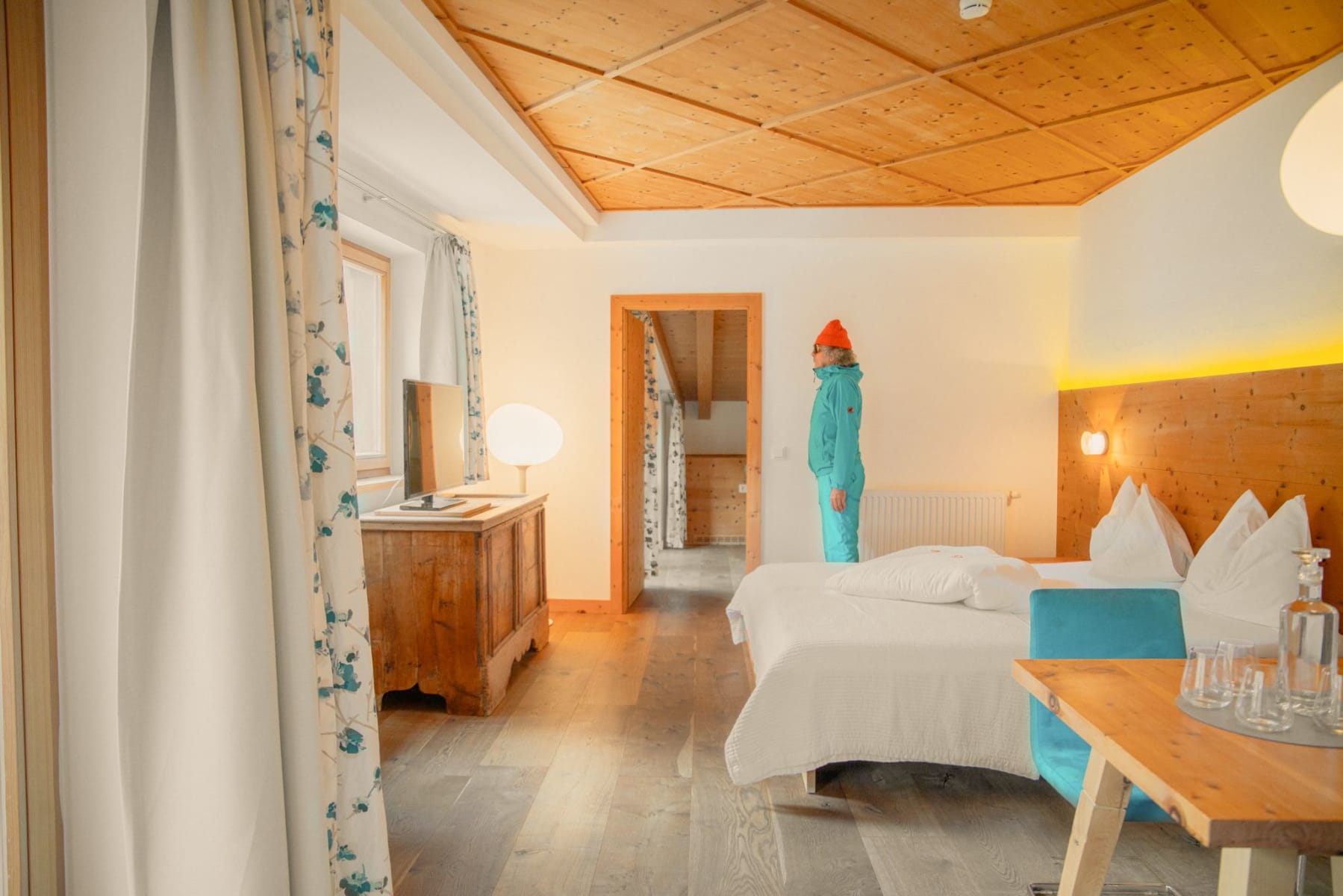 A person stands in a modern, bright room in the Glemmtalerhof in Hinterglemm.